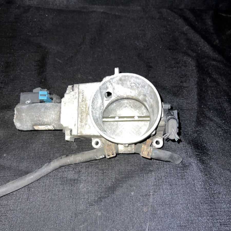 GMC Sierra 2500 6.0L Throttle Body 2000-2001 OEM 17098019