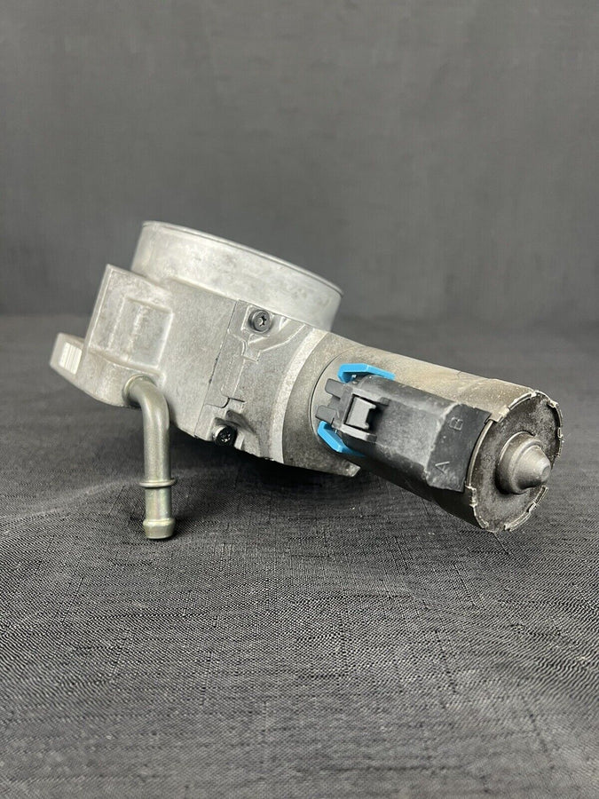 GMC Yukon 5.3L Throttle Body 2000-2002 OEM 17098019