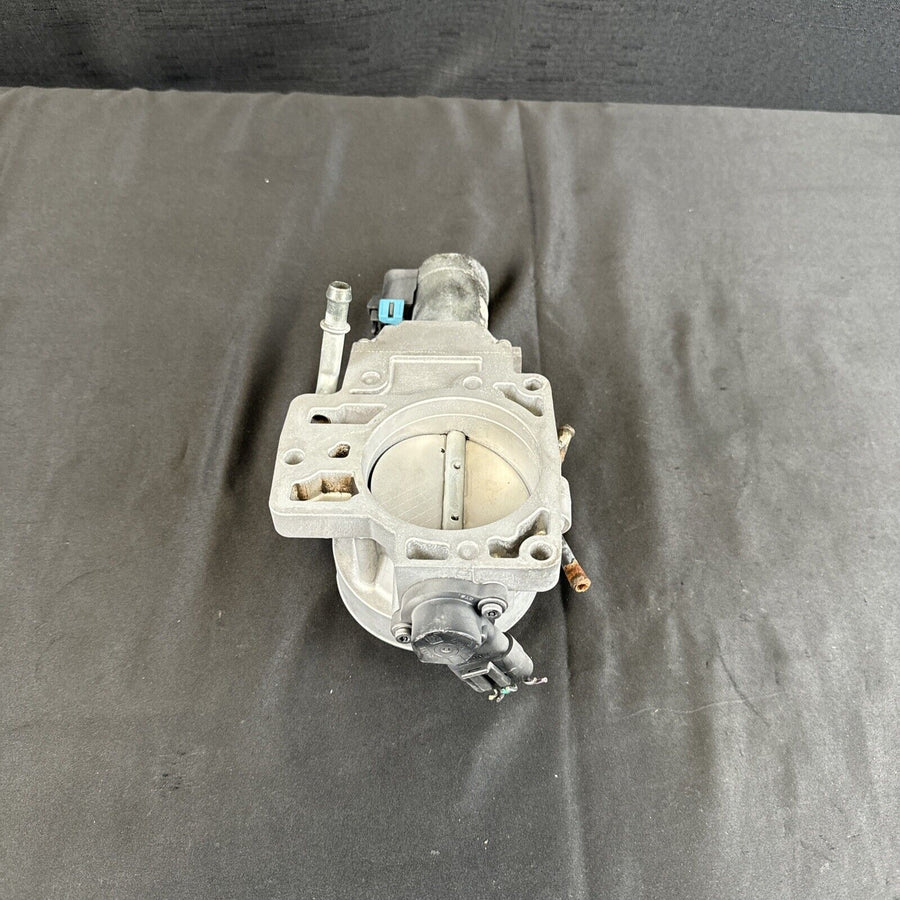 GMC Sierra 2500 6.0L Throttle Body 2000-2001 OEM 17098019
