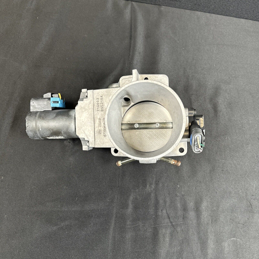 GMC Sierra 2500 6.0L Throttle Body 2000-2001 OEM 17098019