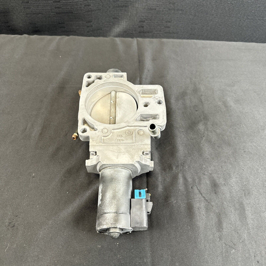 GMC Sierra 2500 6.0L Throttle Body 2000-2001 OEM 17098019