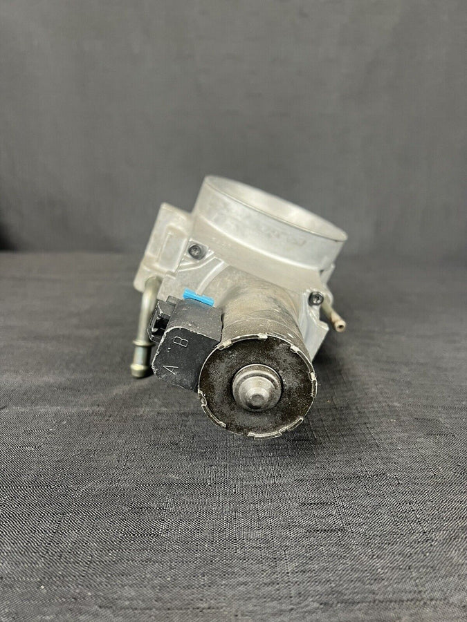 GMC Yukon 5.3L Throttle Body 2000-2002 OEM 17098019