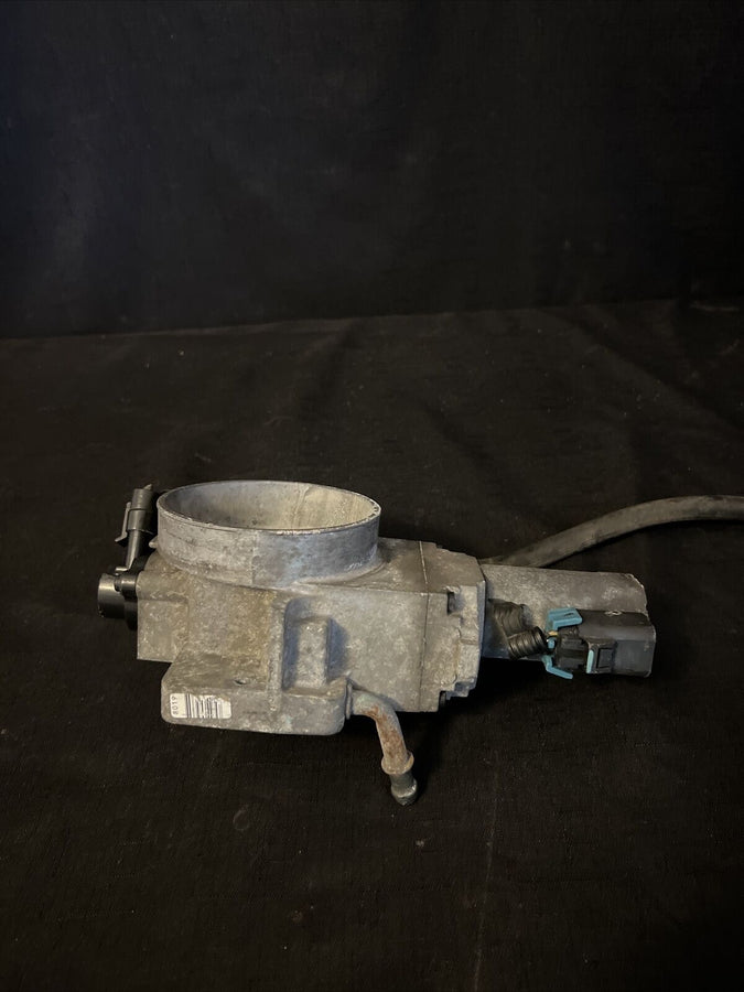 GMC Sierra 2500 6.0L Throttle Body 2000-2001 OEM 17098019