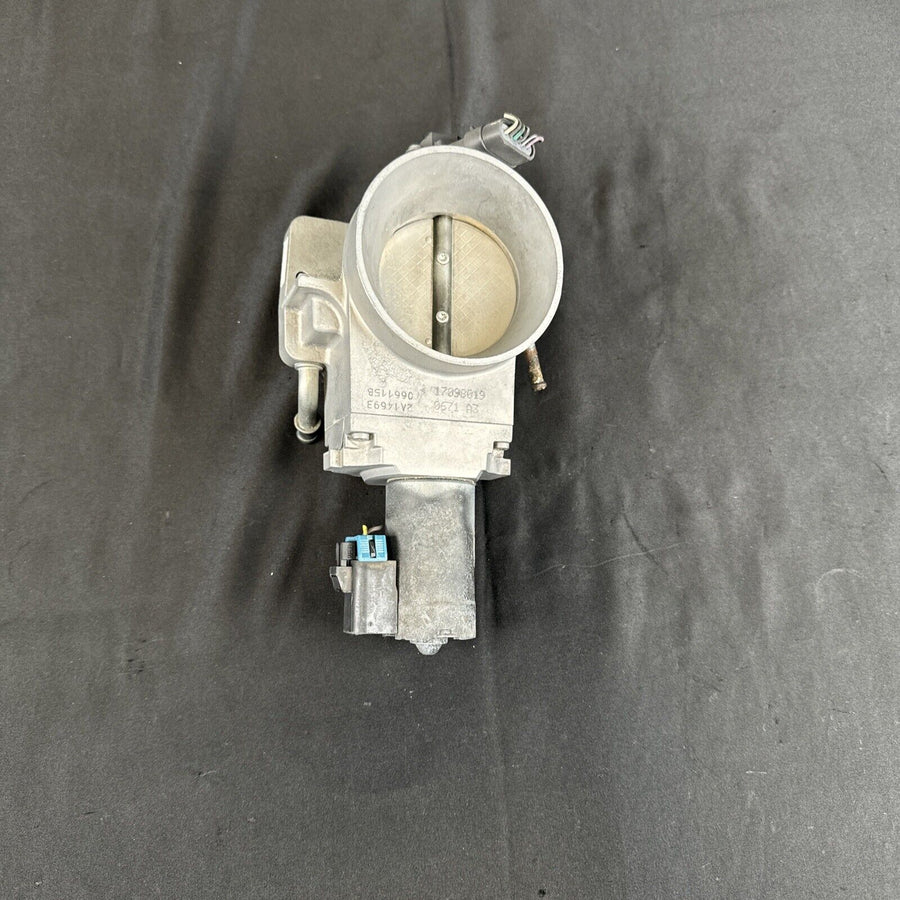 GMC Sierra 2500 6.0L Throttle Body 2000-2001 OEM 17098019