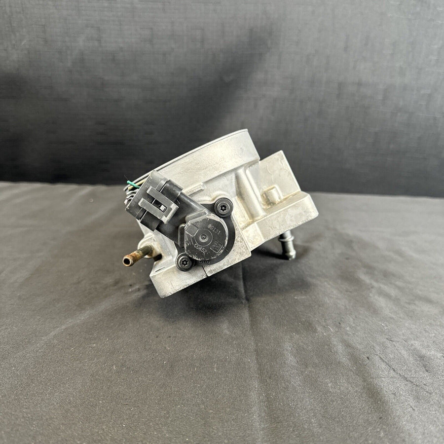GMC Sierra 2500 6.0L Throttle Body 2000-2001 OEM 17098019
