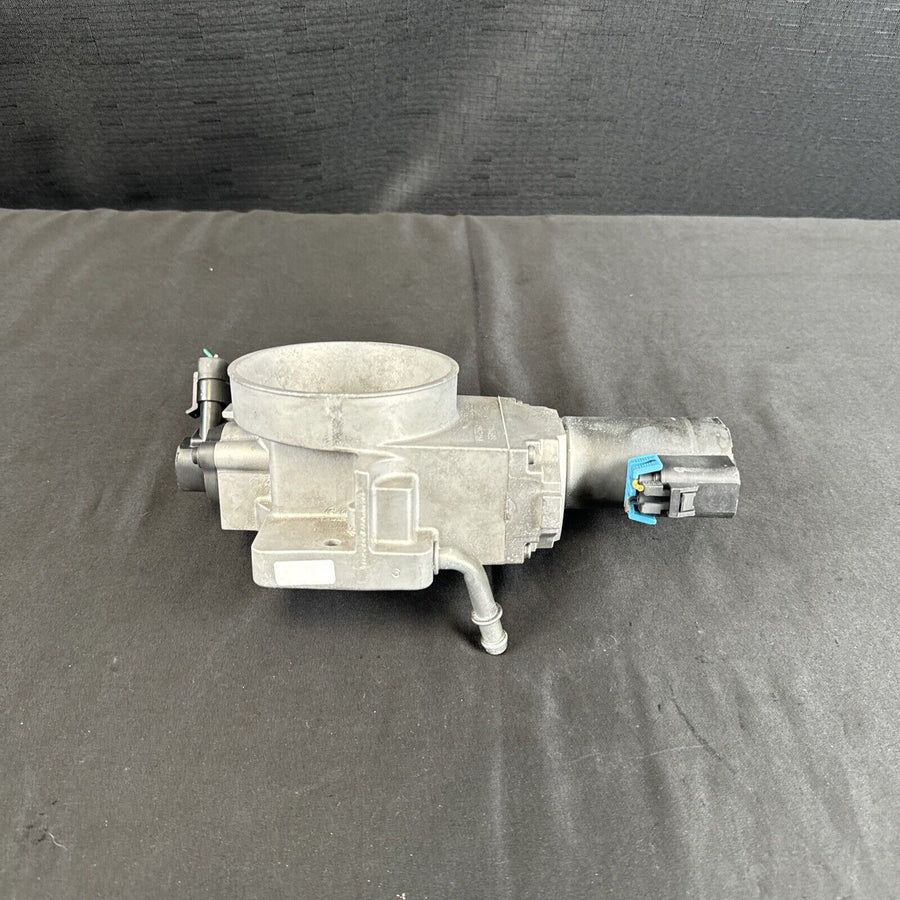 GMC Sierra 2500 6.0L Throttle Body 2000-2001 OEM 17098019