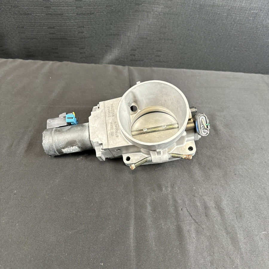 GMC Sierra 2500 6.0L Throttle Body 2000-2001 OEM 17098019