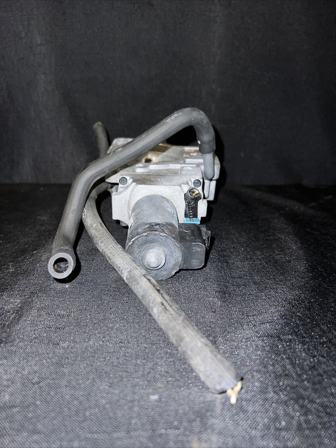 Chevrolet Silverado 1500 5.3L Throttle Body 2000-2001 OEM 17098019