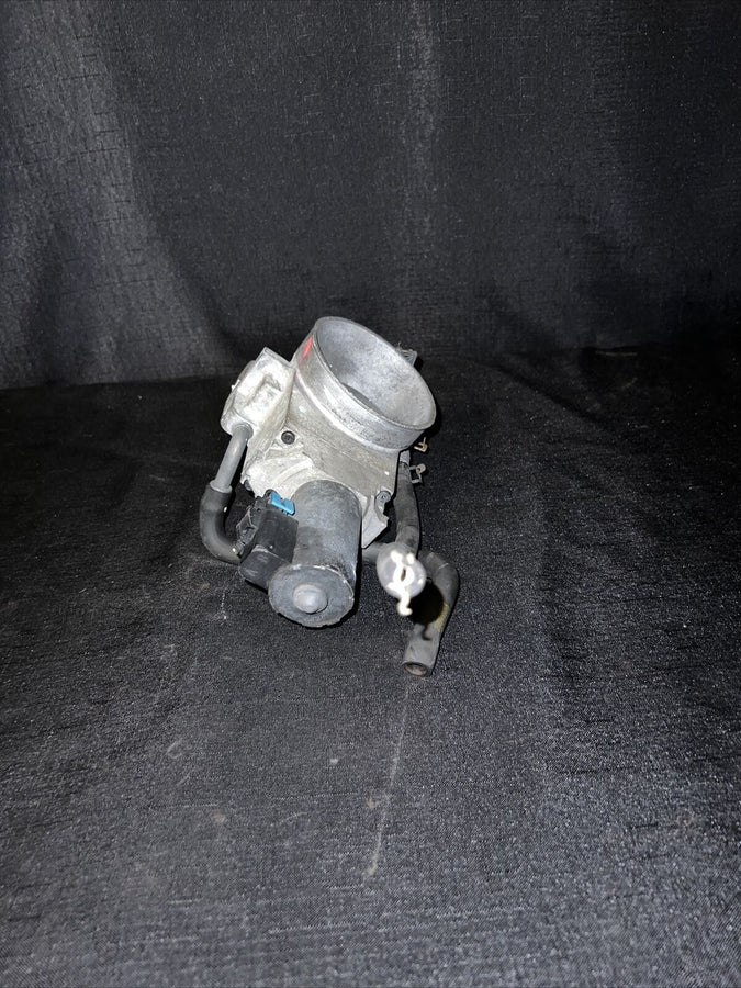 Chevrolet Silverado 1500 5.3L Throttle Body 2000-2001 OEM 17098019