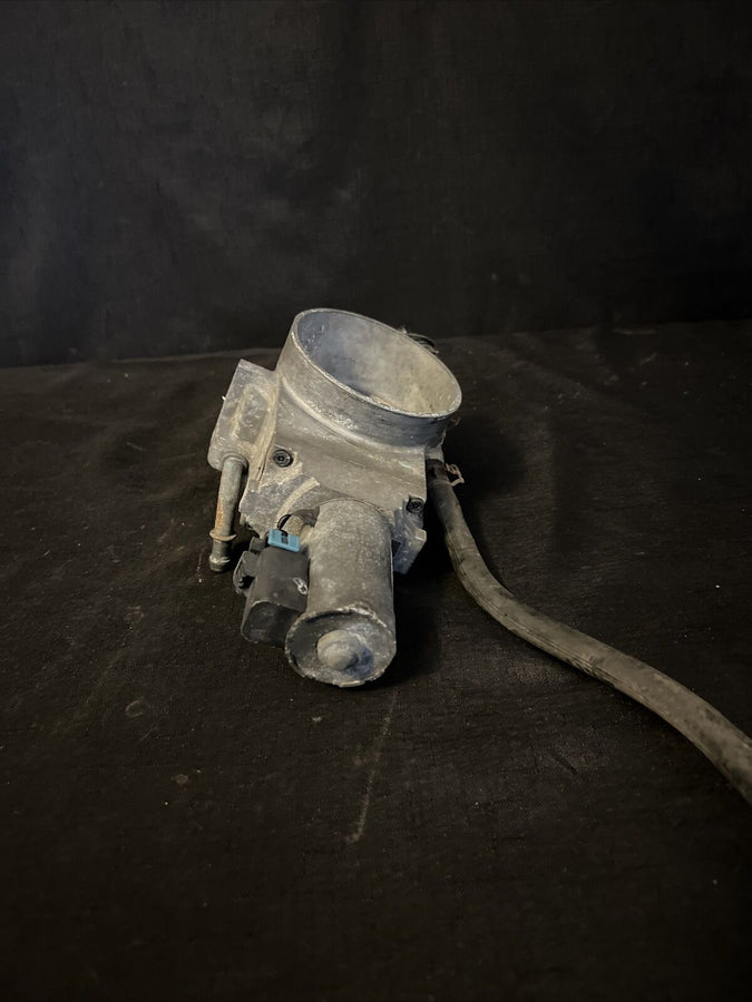 GMC Sierra 2500 6.0L Throttle Body 2000-2001 OEM 17098019